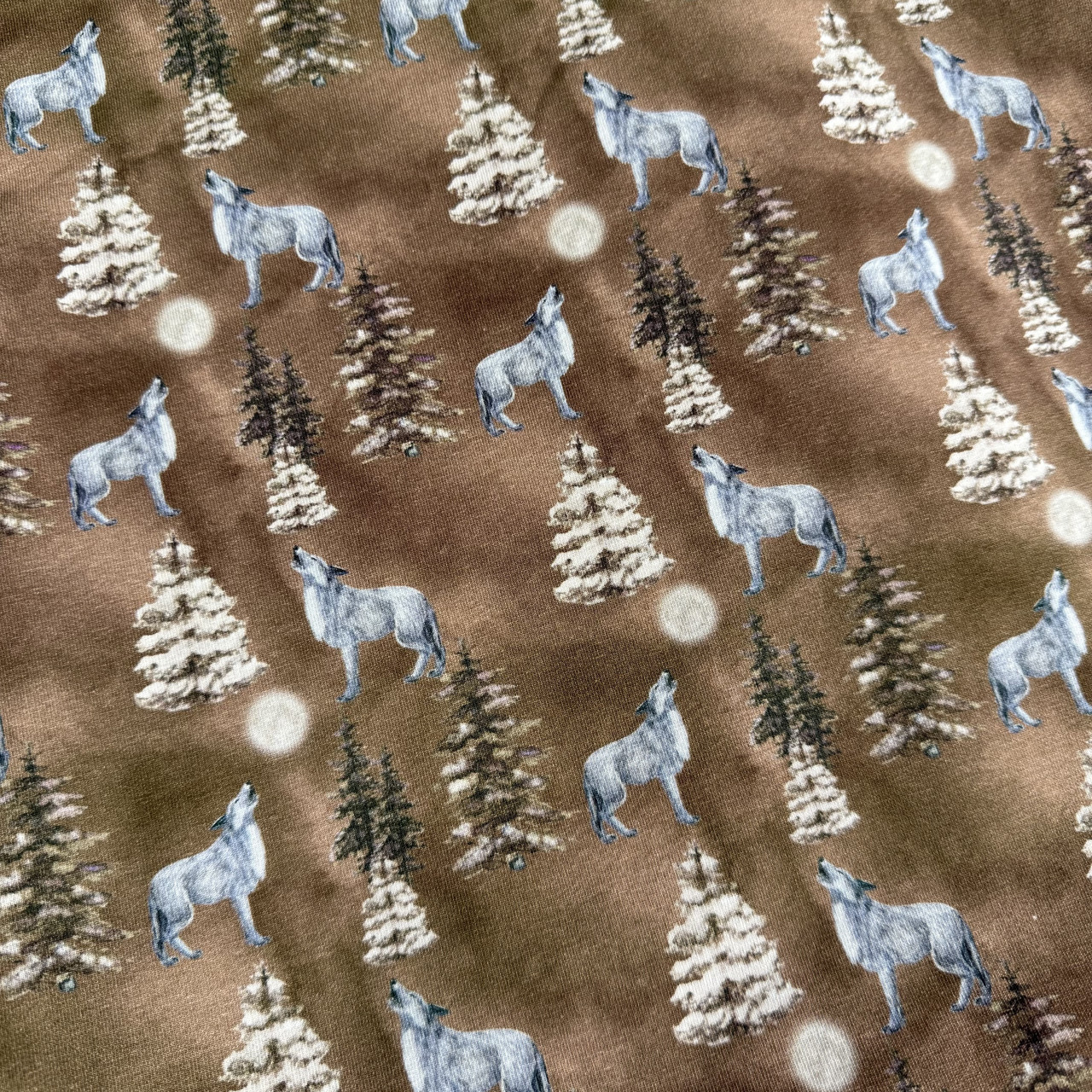 Відріз двонитки вовки на шоколадному фоні, фото 1