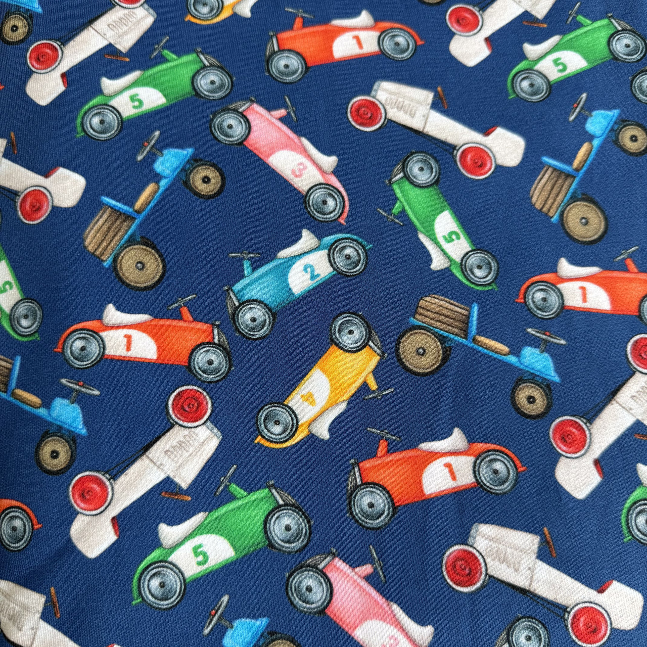 Відріз двонитки машини на синьому фоні, фото 1