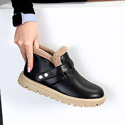 Чорні шкіряні зимові низькі черевики на кнопках на бежевій підошві 38