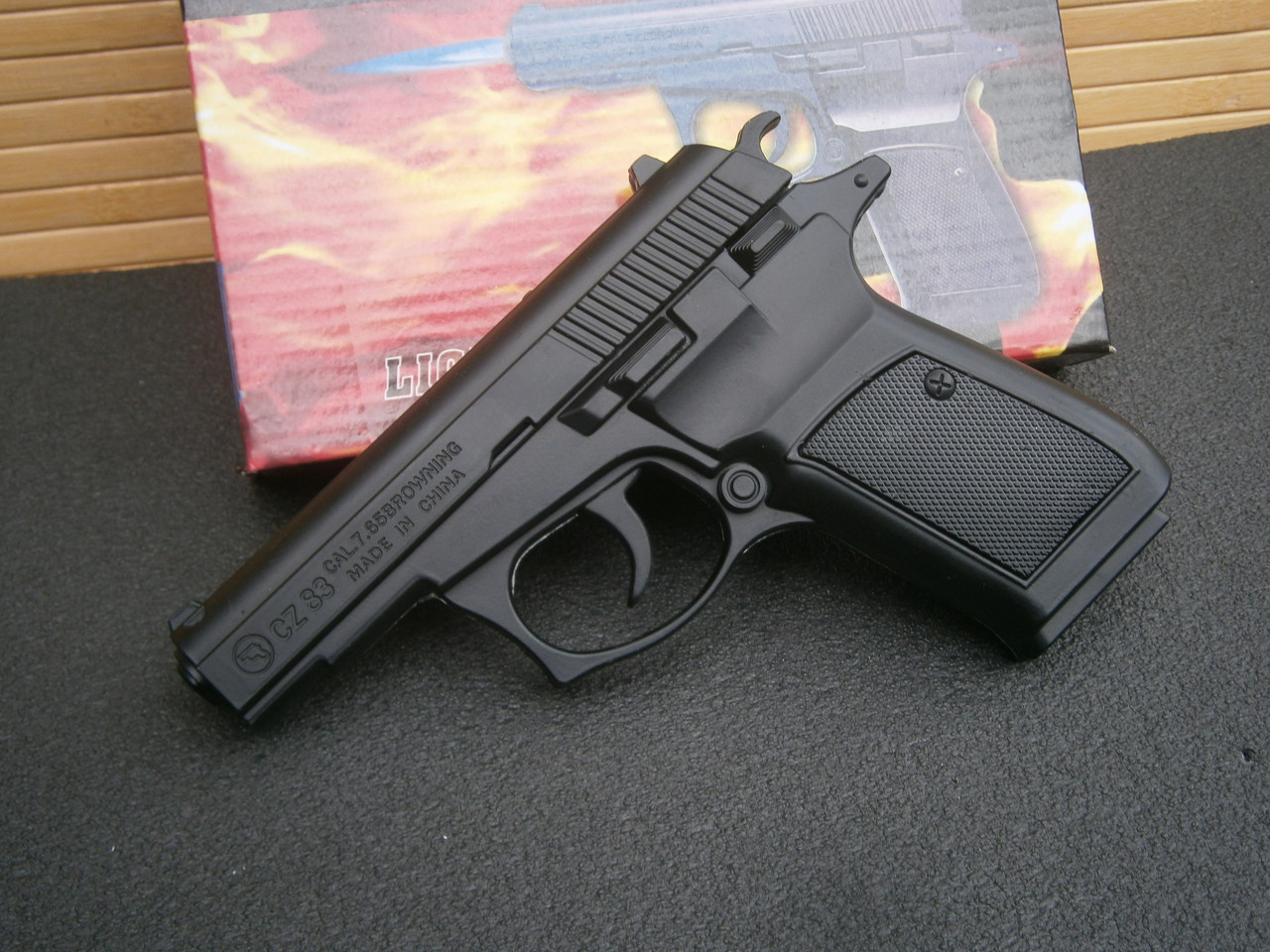 Запальничка пістолет CZ 83 " Че Зет 83 " турбо газова металева сувенірна чорна, фото 1