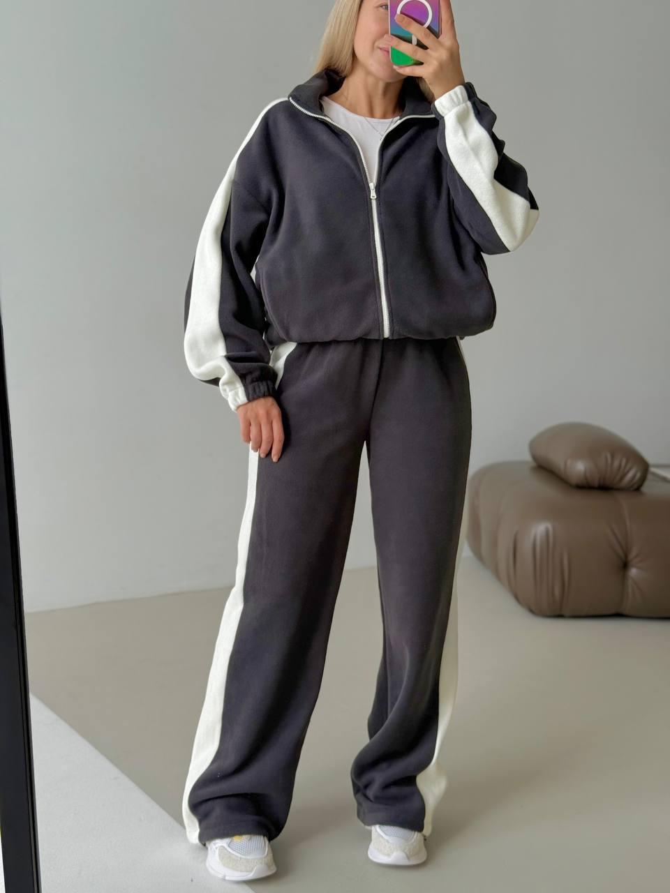 Сірий теплий жіночий костюм із молочними вставками з двостороннього флісу, фото 1