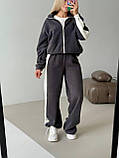 Сірий теплий жіночий костюм із молочними вставками з двостороннього флісу, фото 8