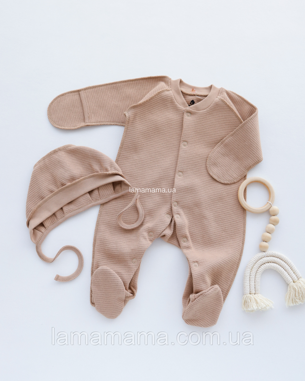 Комплект - чоловічок і чепчик на зав'язках із зовнішніми швами для новонароджених Вафелька бежевий, фото 1