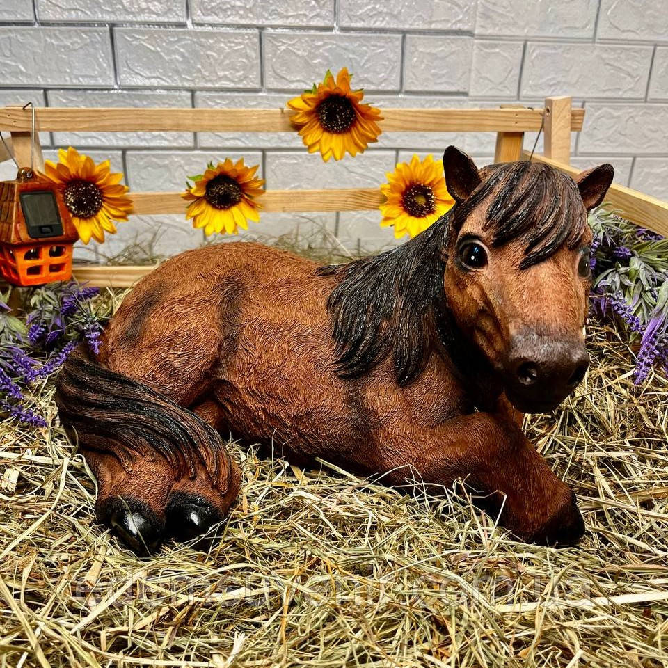 Садова фігура Конячка, що лежить 41×28×25 см - декоративна фігурка лоша для дому, інтер’єру та саду (коричнева )