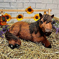 Садова фігура Конячка, що лежить 41×28×25 см - декоративна фігурка лоша для дому, інтер’єру та саду (коричнева )