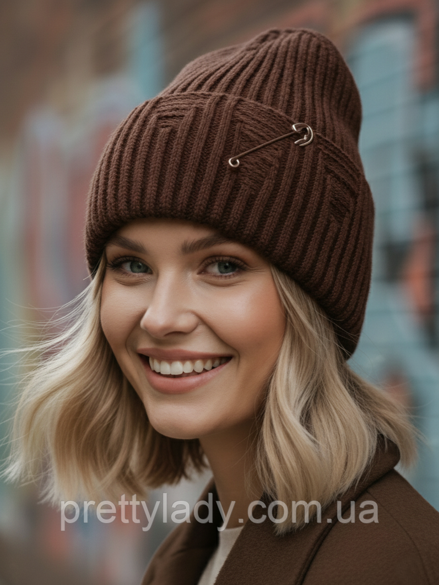 Шапка унісекс рванка з англійською декоративною булавкою та відворотом коричнева (шоколад)