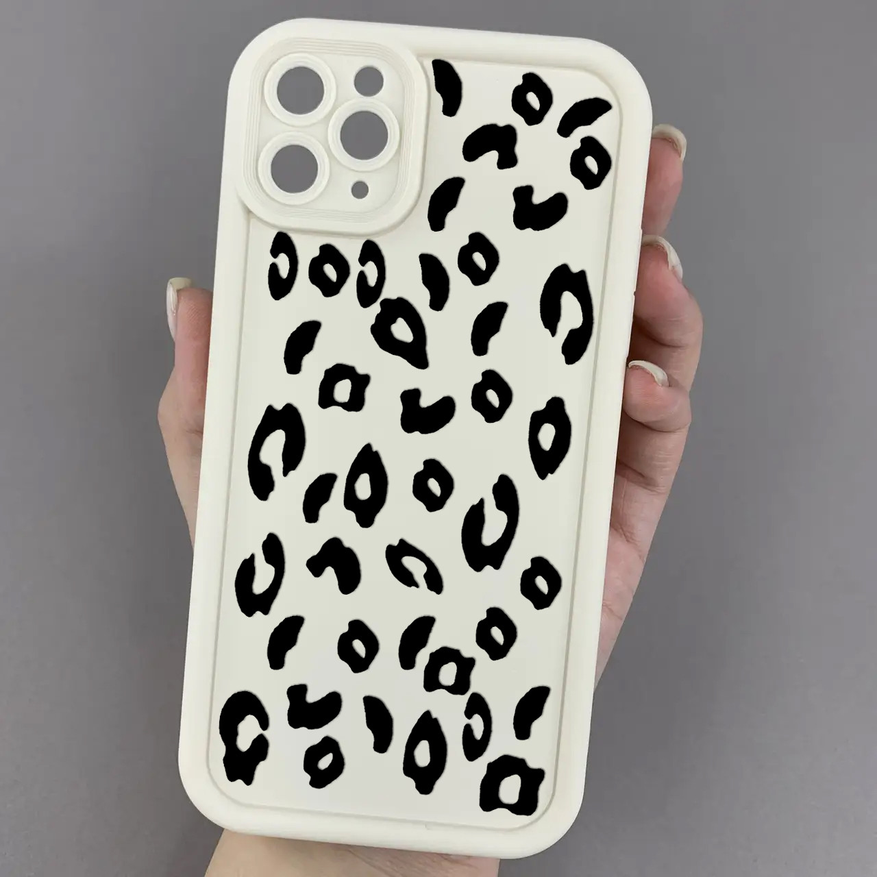 Чохол для iPhone 11 Pro Max молочний з великими бортами з принтом чорний леопард на айфон 11 про макс w01l