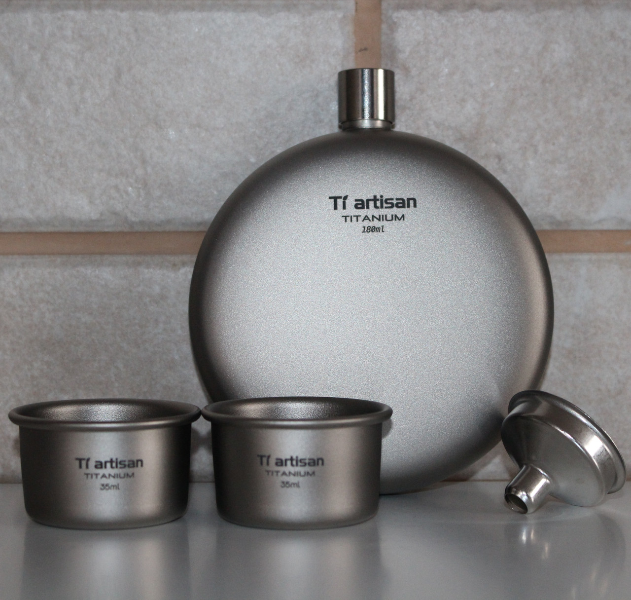 Фляга титанова для алкогольних міцних напоїв Tiartisan 180 мл з титановими чарками 2 шт по 35 мл лійка та чохол, фото 1