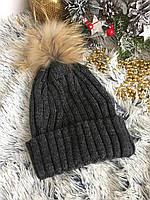 Жіноча в язана шапка графітового кольору з помпоном / Тепла зимова шапка з хутряним помпоном / Модна шапка жіноча