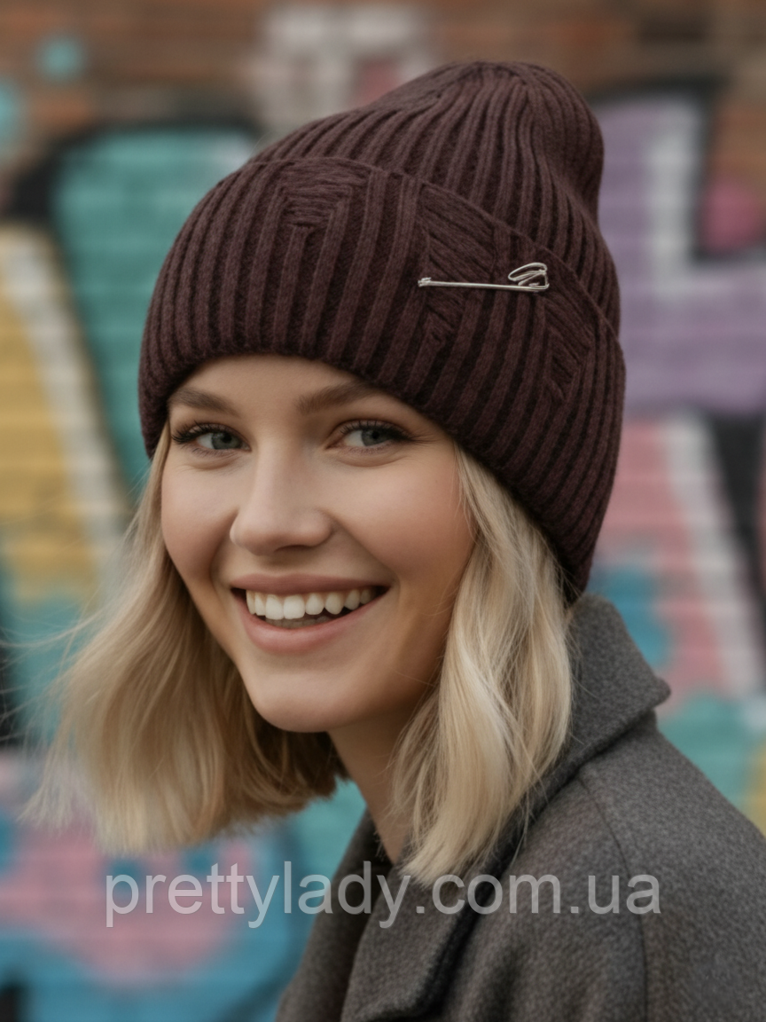 Шапка унісекс рванка з англійською декоративною булавкою та відворотом темно-коричнева