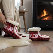 606 Чуні із овчини на гумовій підошві з вишивкою