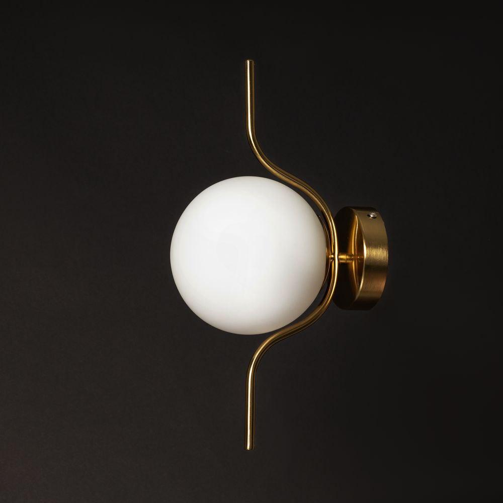 Золоте бра зі сферичним плафоном цоколь Е14