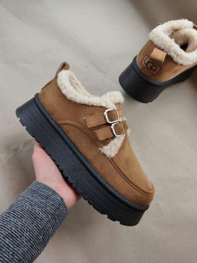 Уги UGG CAMEL РУДІ коричневі короткі з опушкою білим хутром декоровані ремінцями на високій чорній підошві жіночі, фото 1