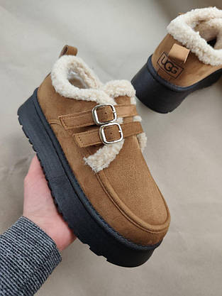 Уги UGG CAMEL РУДІ коричневі короткі з опушкою білим хутром декоровані ремінцями на високій чорній підошві жіночі, фото 2