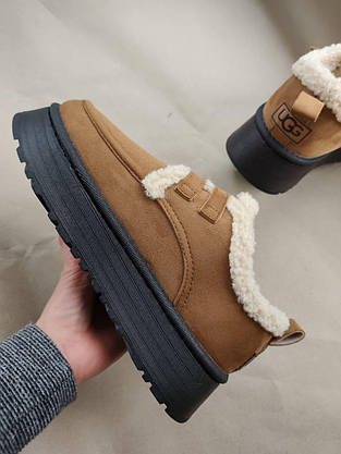 Уги UGG CAMEL РУДІ коричневі короткі з опушкою білим хутром декоровані ремінцями на високій чорній підошві жіночі, фото 4