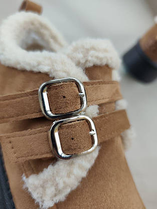 Уги UGG CAMEL РУДІ коричневі короткі з опушкою білим хутром декоровані ремінцями на високій чорній підошві жіночі, фото 3