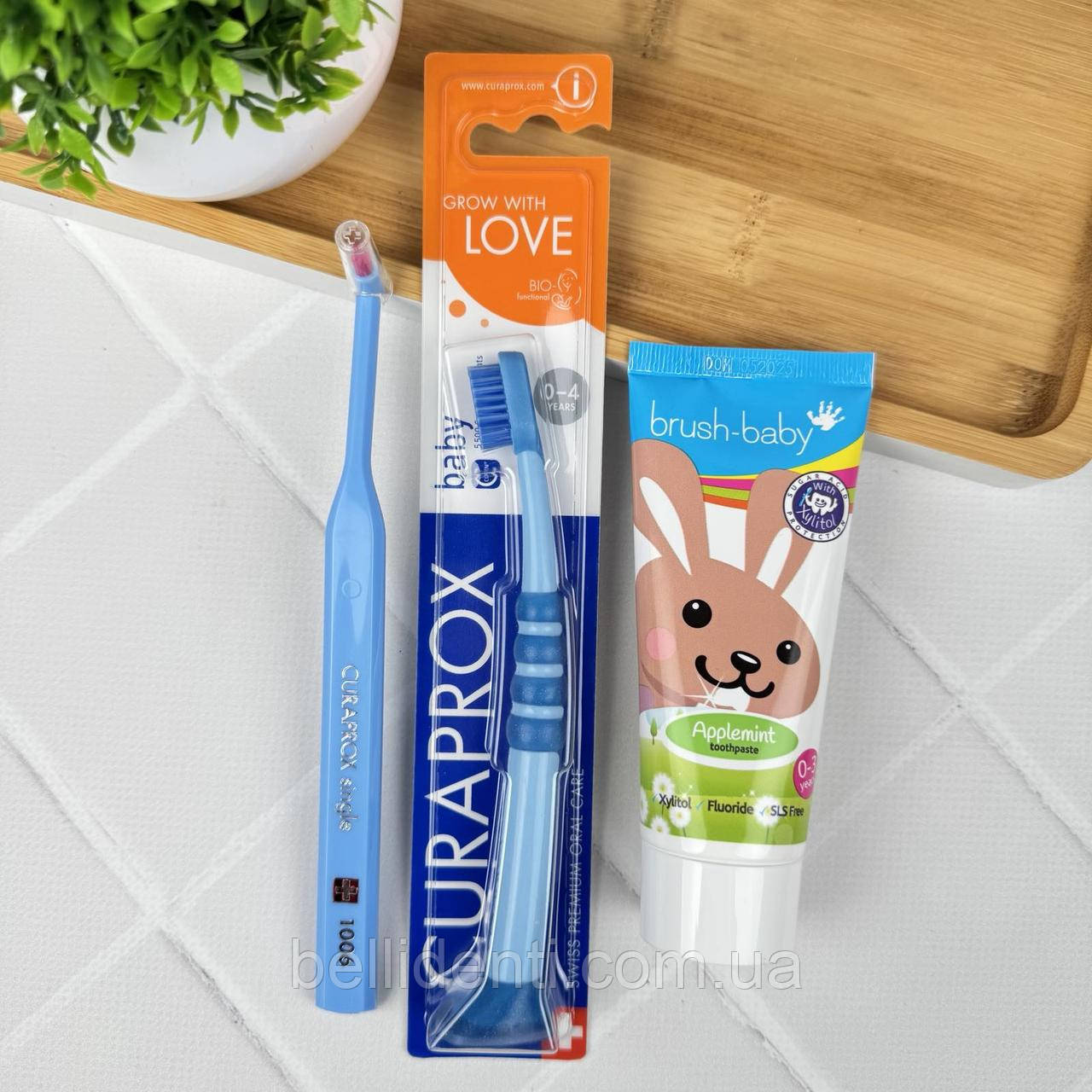 Набір для перших зубів Curaprox Brush-Baby від 0 до 3 років (зубна паста зайчик 50 мл + дві зубні щітки), синій