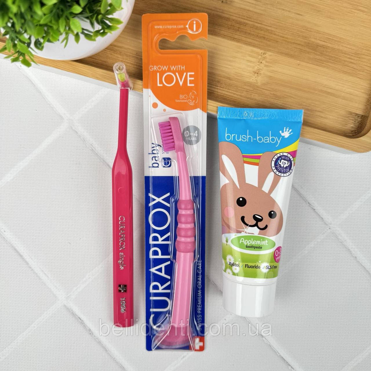 Набір для перших зубів Curaprox Brush-Baby від 0 до 3 років (зубна паста зайчик 50 мл + дві зубні щітки), рожевий