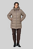 Жіноча зимова куртка-пуховик Софія великого розміру 50–60 | Теплий біопуховик до -15°C з капюшоном капучино, фото 3