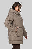 Жіноча зимова куртка-пуховик Софія великого розміру 50–60 | Теплий біопуховик до -15°C з капюшоном капучино, фото 4
