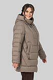 Жіноча зимова куртка-пуховик Софія великого розміру 50–60 | Теплий біопуховик до -15°C з капюшоном капучино, фото 6