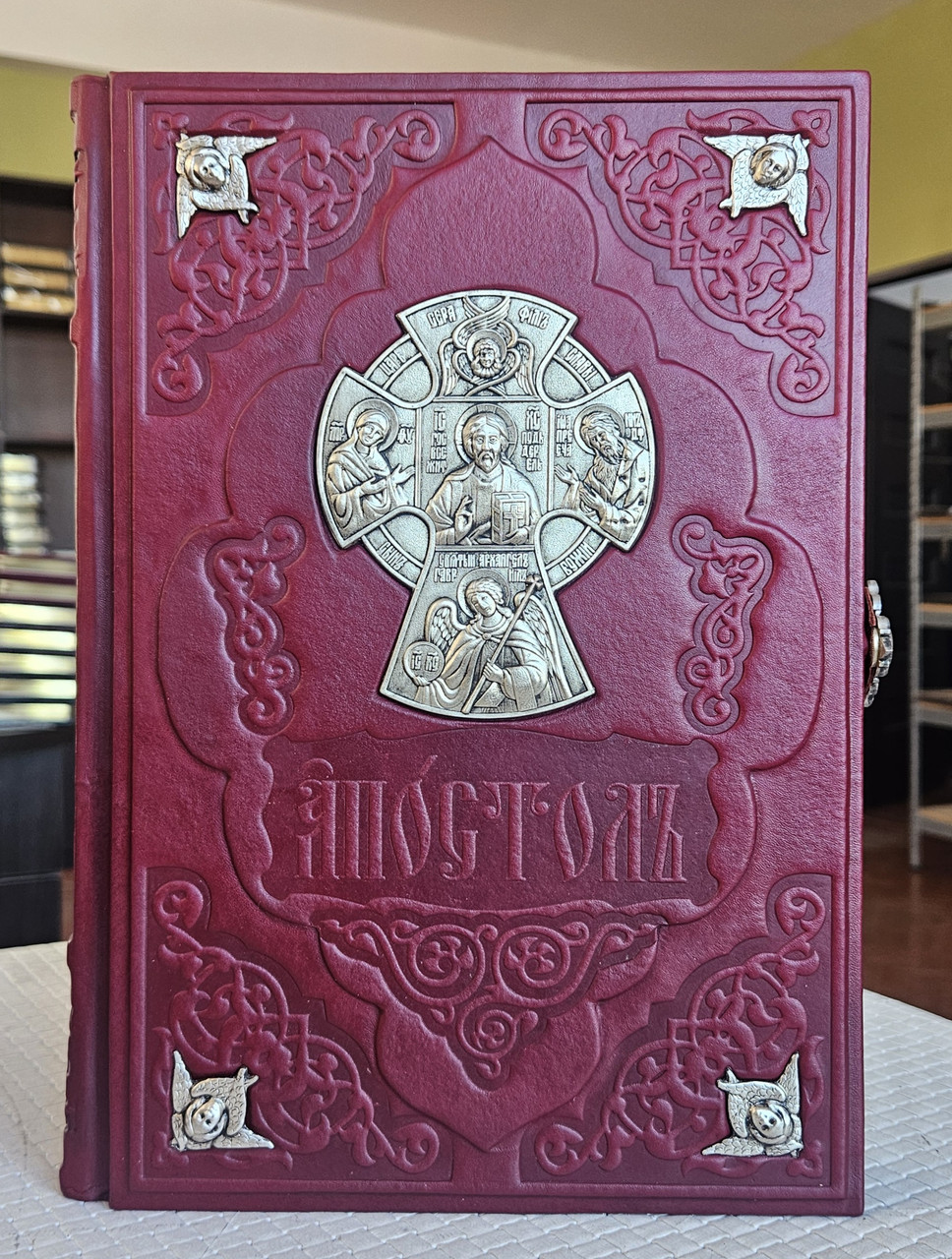 Книга Апостол богослужбовий церковнослов'янською мовою, оклад шкіра, розмір 20*30, накладки сріблення, фото 1
