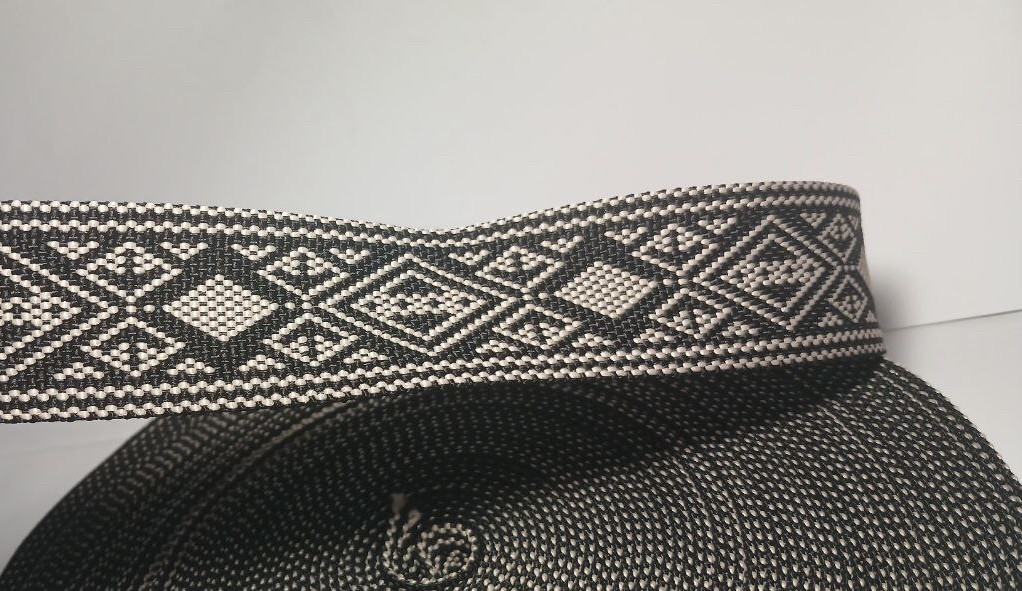 Тасьма ремінна для сумок Декоративна 38 мм. Стропа для сумок кольорова, жакардова з візерунком. Бежева з коричневим