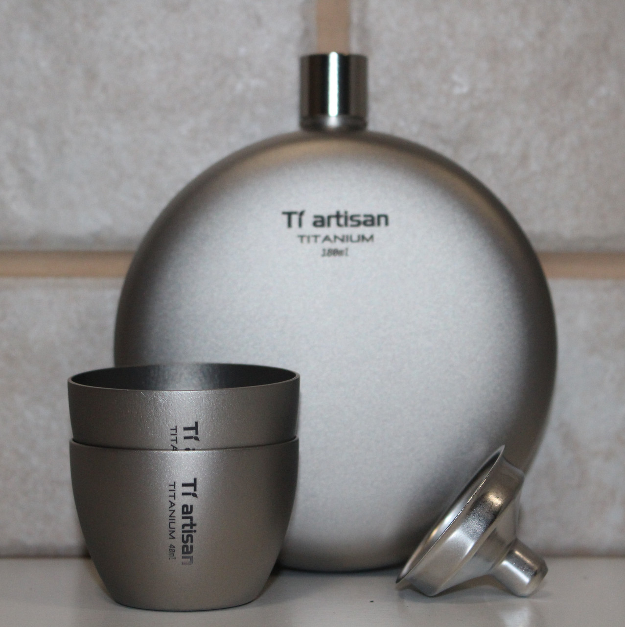 Фляга титанова для алкогольних міцних напоїв Tiartisan 180 мл з титановими чарками 2 шт по 40 мл лійка та чохол, фото 1