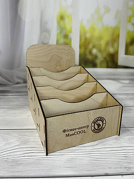 Дерев'яний виставковий стенд для батончиків. Стійка, стелаж, гірка для товару