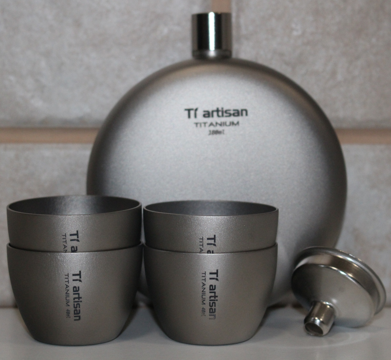 Фляга титанова для алкогольних міцних напоїв Tiartisan 180 мл з титановими чарками 4 шт по 40 мл лійка та чохол, фото 1