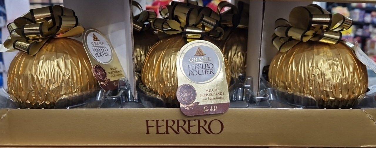 Шоколадна куля з цукерками Ferrero Rocher 125 г., фото 1