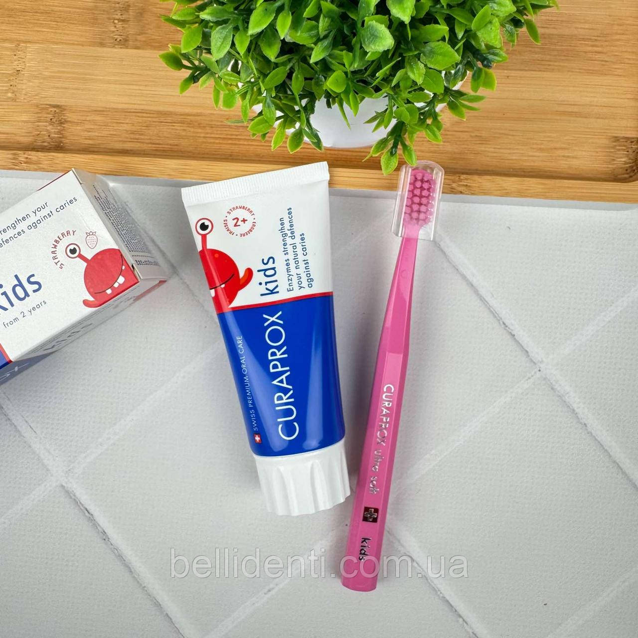 Набір Curaprox Kids від 4 до 6 років (зубна паста з фтором 60 мл полуниця+рожева зубна щітка), фото 1
