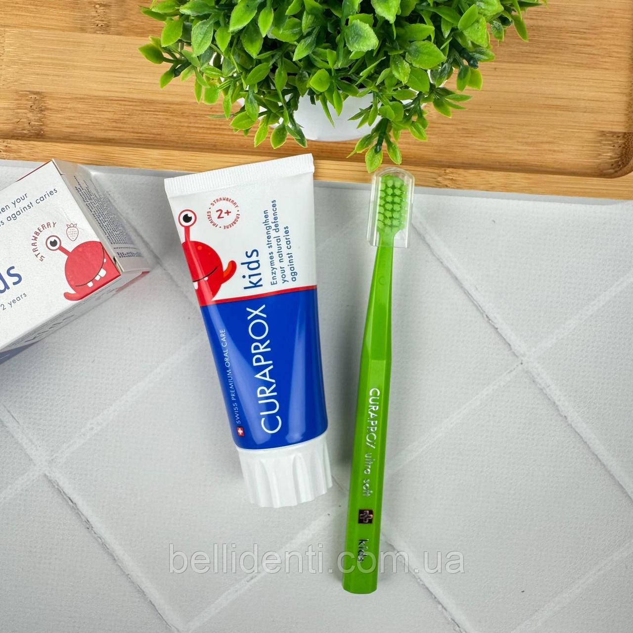 Набір Curaprox Kids від 4 до 6 років (зубна паста з фтором 60 мл полуниця+салатова зубна щітка), фото 1