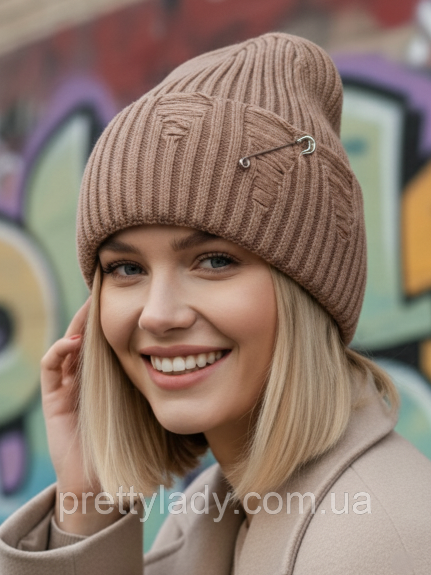 Шапка унісекс рванка з англійською декоративною булавкою та відворотом кава з молоком (мокко)