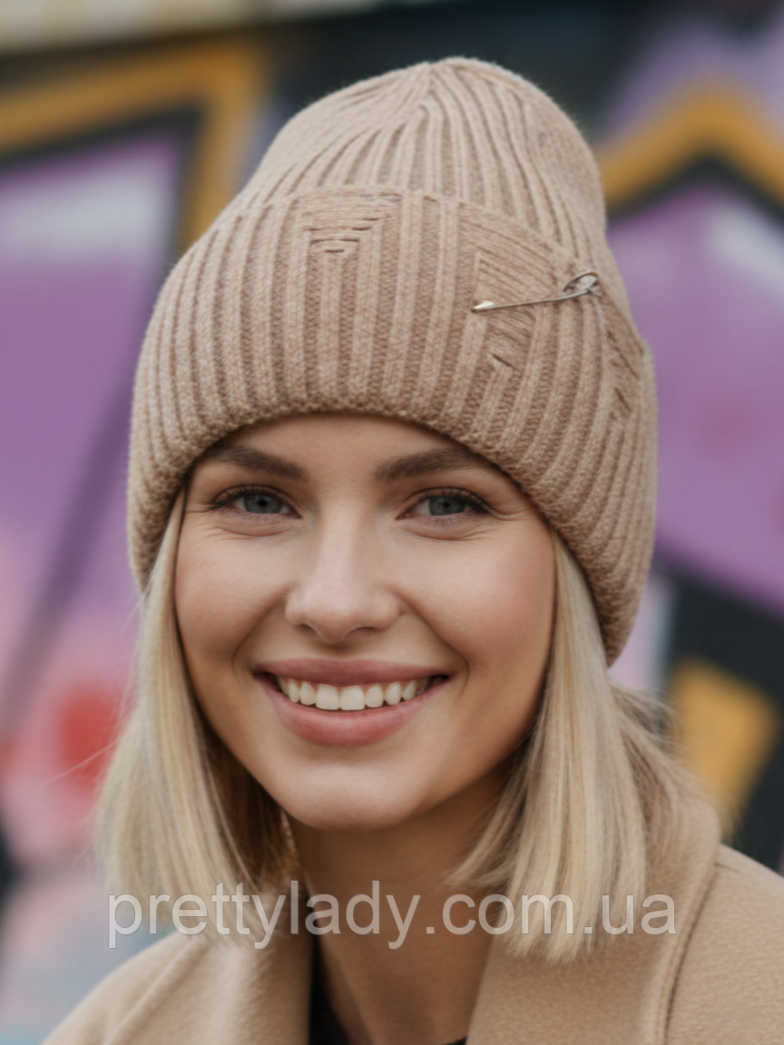 Шапка унісекс рванка з англійською декоративною булавкою та відворотом бежева
