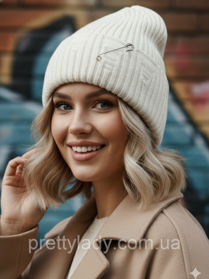Шапка унісекс рванка з англійською декоративною булавкою та відворотом молочна (кремова)