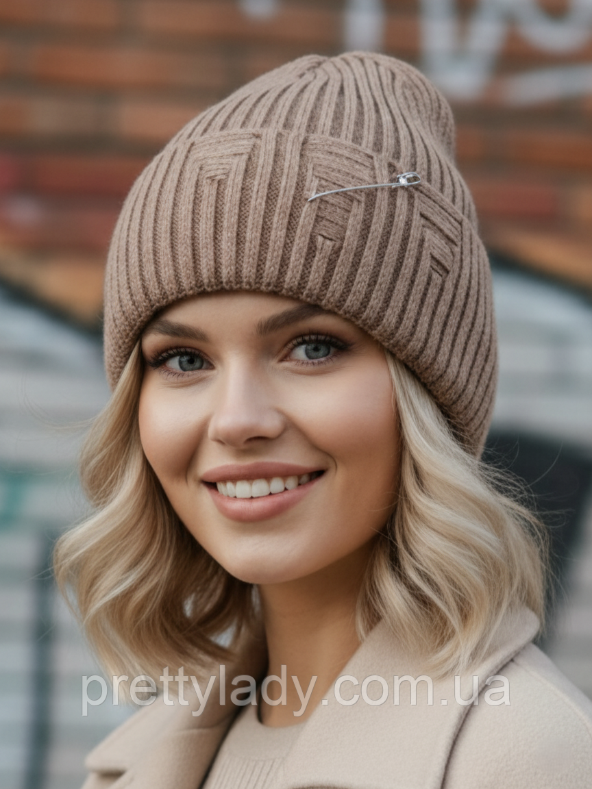 Шапка унісекс рванка з англійською декоративною булавкою та відворотом карамель