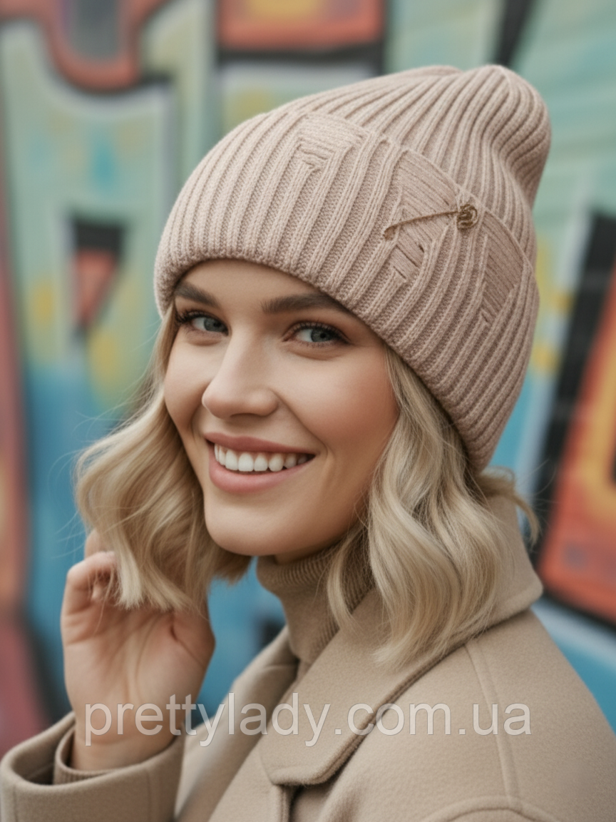Шапка унісекс рванка з англійською декоративною булавкою та відворотом світло-бежевая