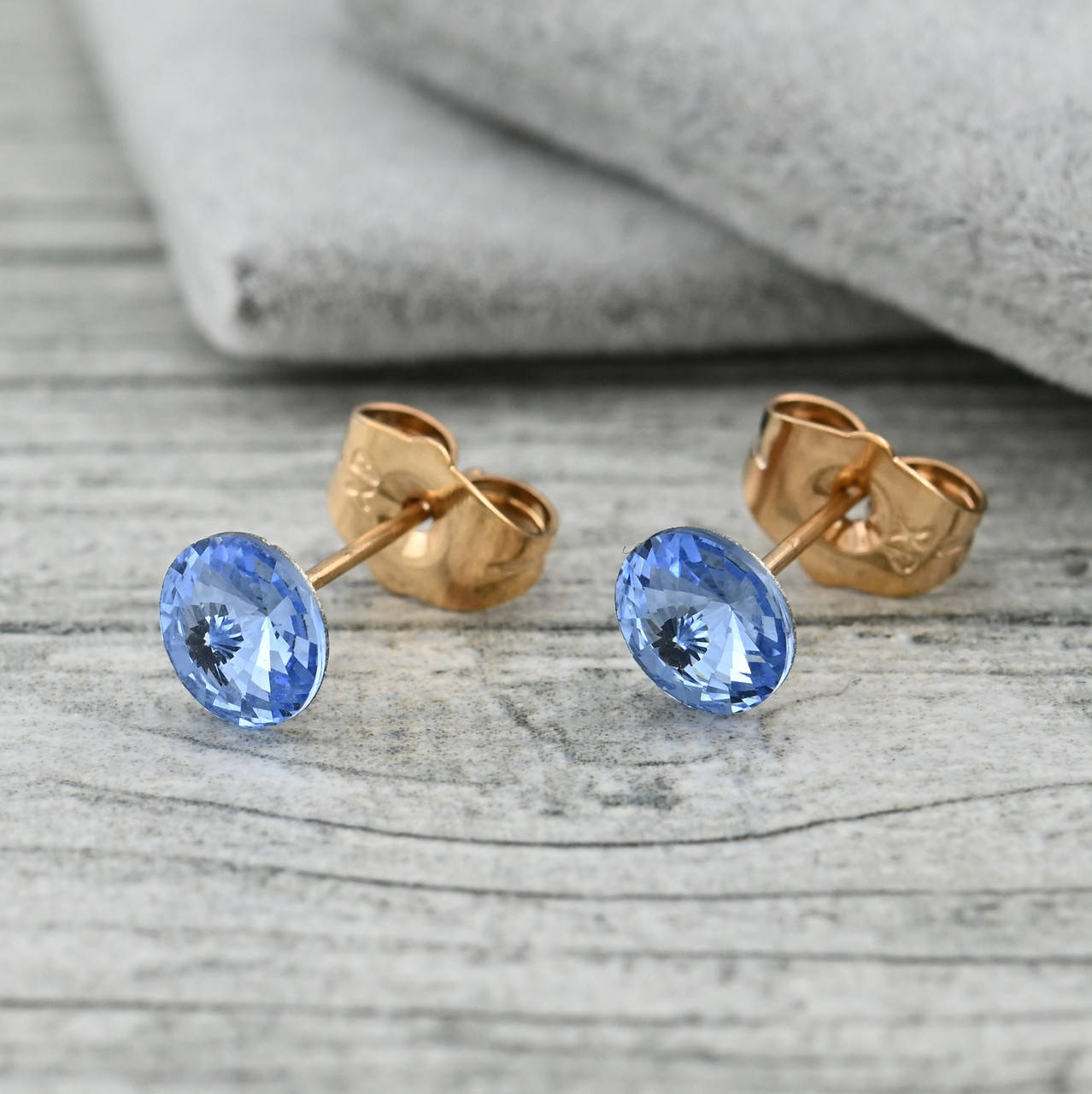 

Серьги гвоздики с кристаллами Swarovski 36339 размер 6х6 мм цвет голубой вес 0.7 г позолота 18К