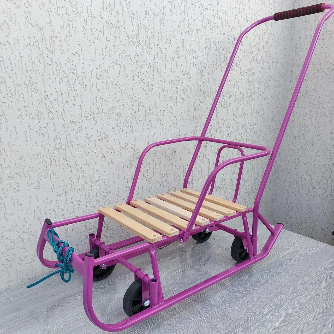 Дитячі санки Baby Elit рожеві — з висувними колесами, спинкою та ручкою для батьків, фото 1