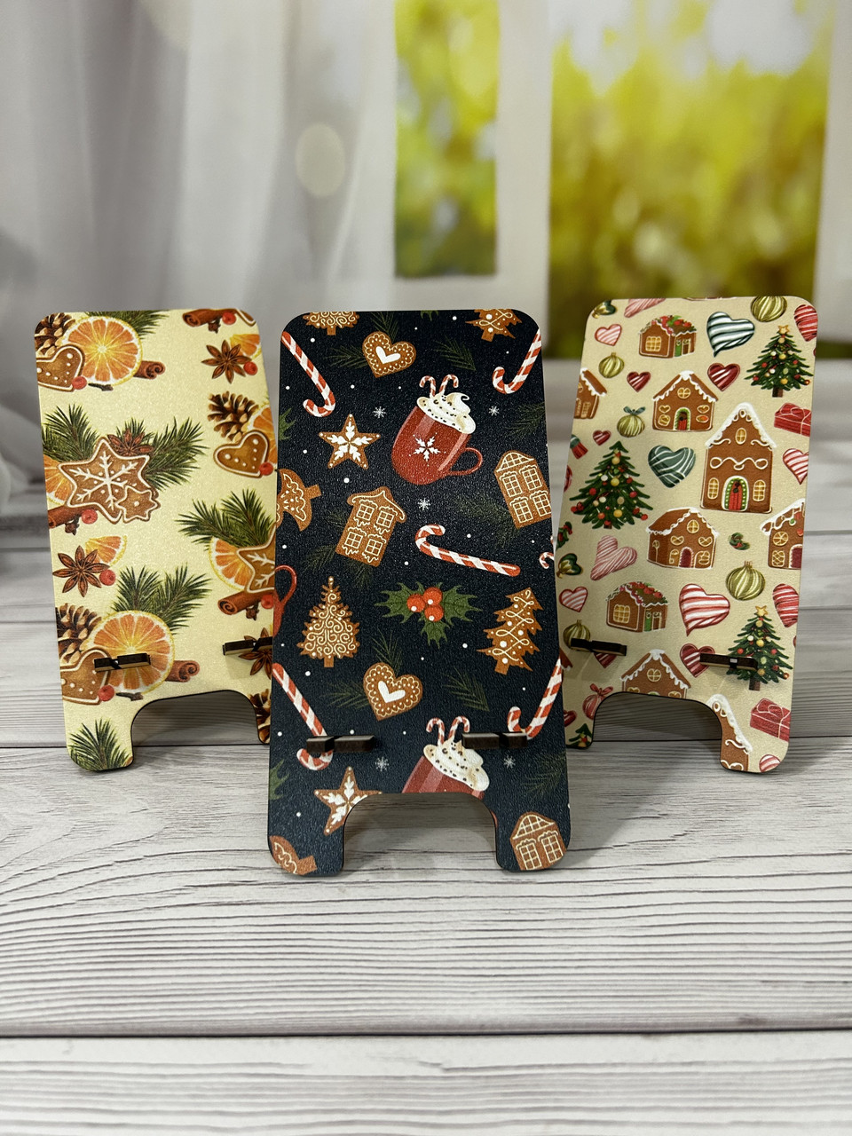 Дерев'яна підставка під телефон з новорічним принтом, фото 1