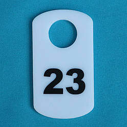 Акриловий гардеробний номерок з отвором 18 мм | жетон для гардеробу (70×40 мм)
