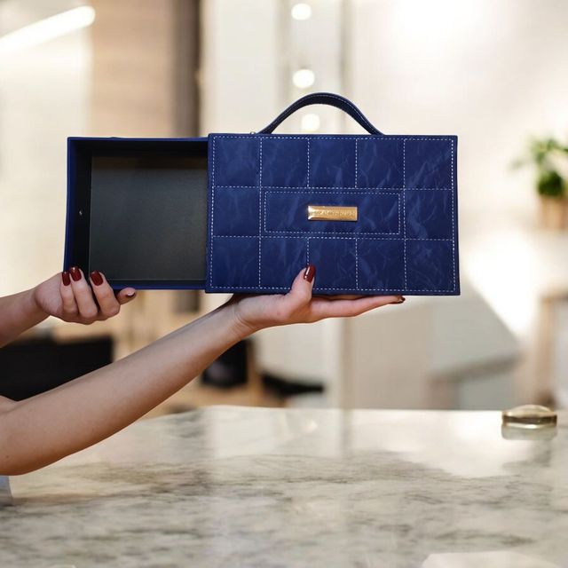 Коробка-сумка подарункова. Шкатулка для зберігання прикрас. Коробка із еко-шкіри у вигляді преміальної сумочки Коробка-сумка подарункова. Шкатулка для зберігання прикрас. Коробка із еко-шкіри у вигляді преміальної сумочки