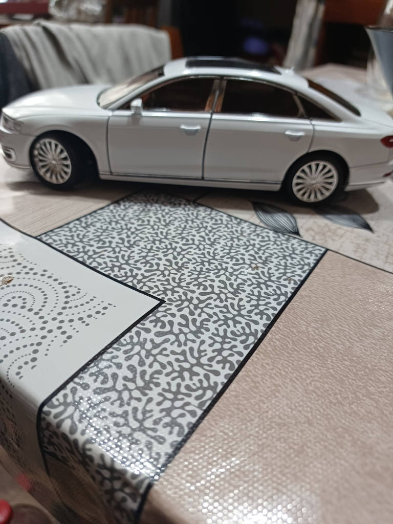 Audi A8. 21.5 см. Масштаб 1:24. Звукові, світлові ефекти. - фото покупців 1