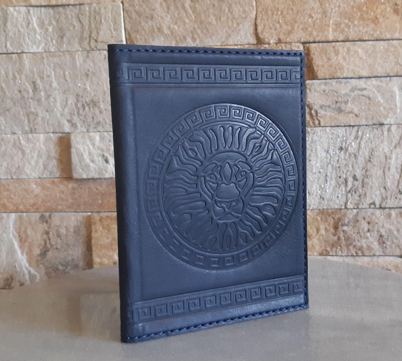 Обкладинка для паспорта з відділеннями для карт "Lion" з натуральної шкіри з художнім тисненням, фото 1