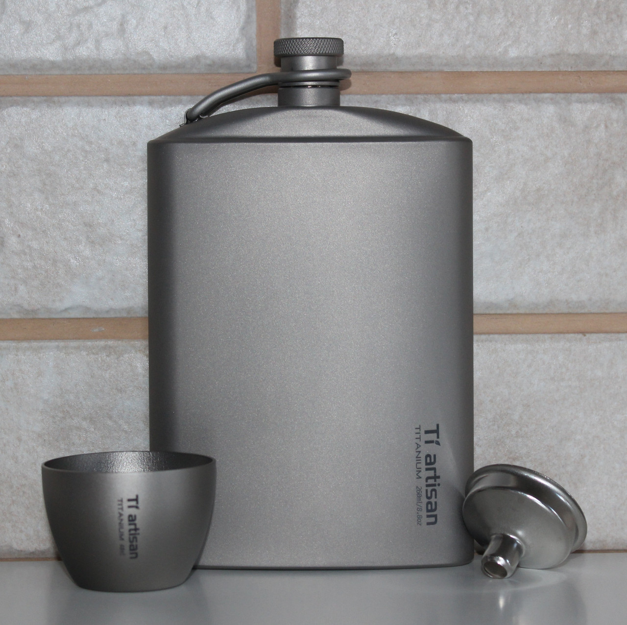 Титанова фляга для алкогольних напоїв Tiartisan 260 мл + чарка на 40 мл та лійка, фото 1