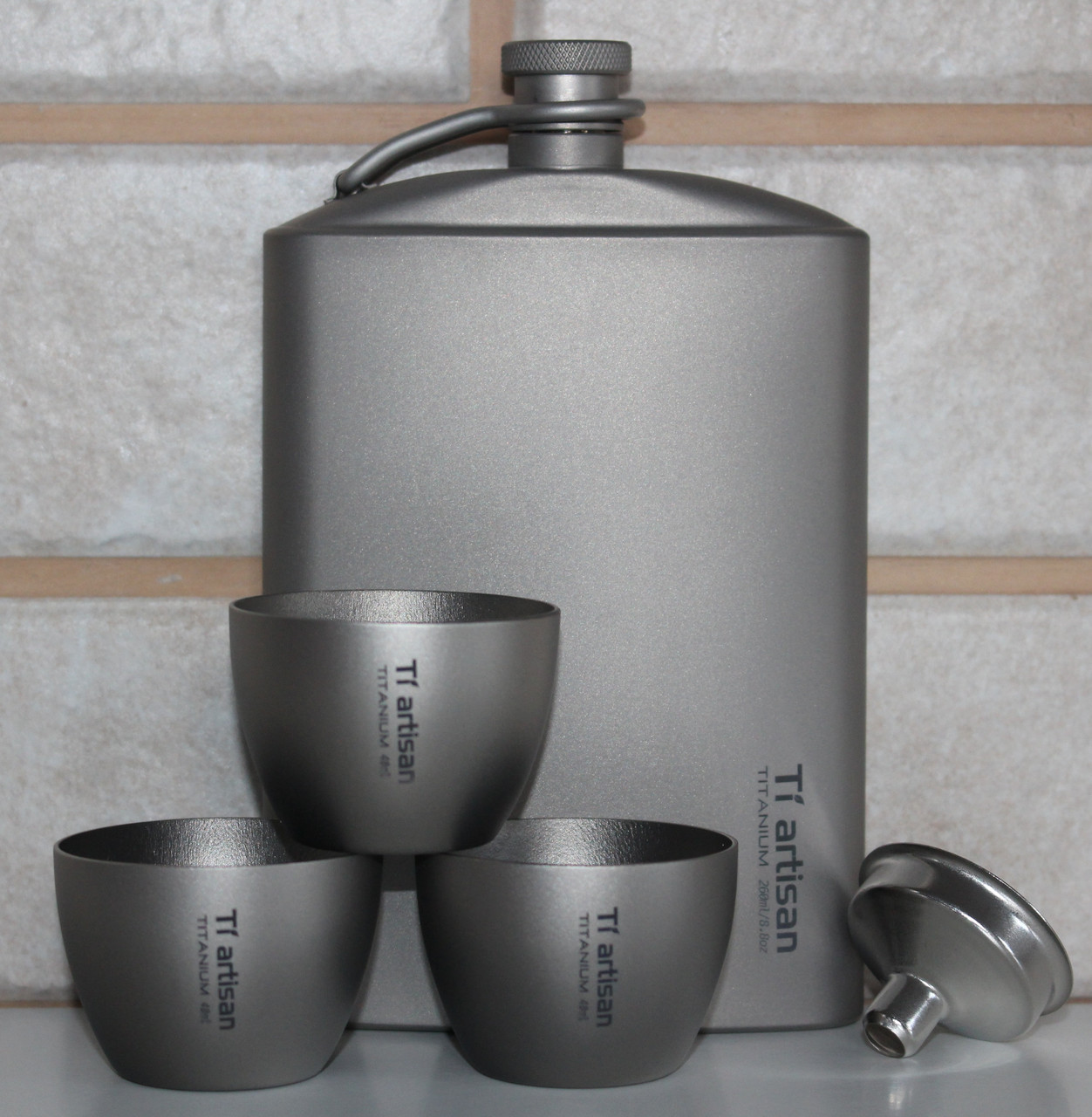 Титанова фляга для алкогольних напоїв Tiartisan 260 мл + 3 чарки по 40 мл та лійка, фото 1