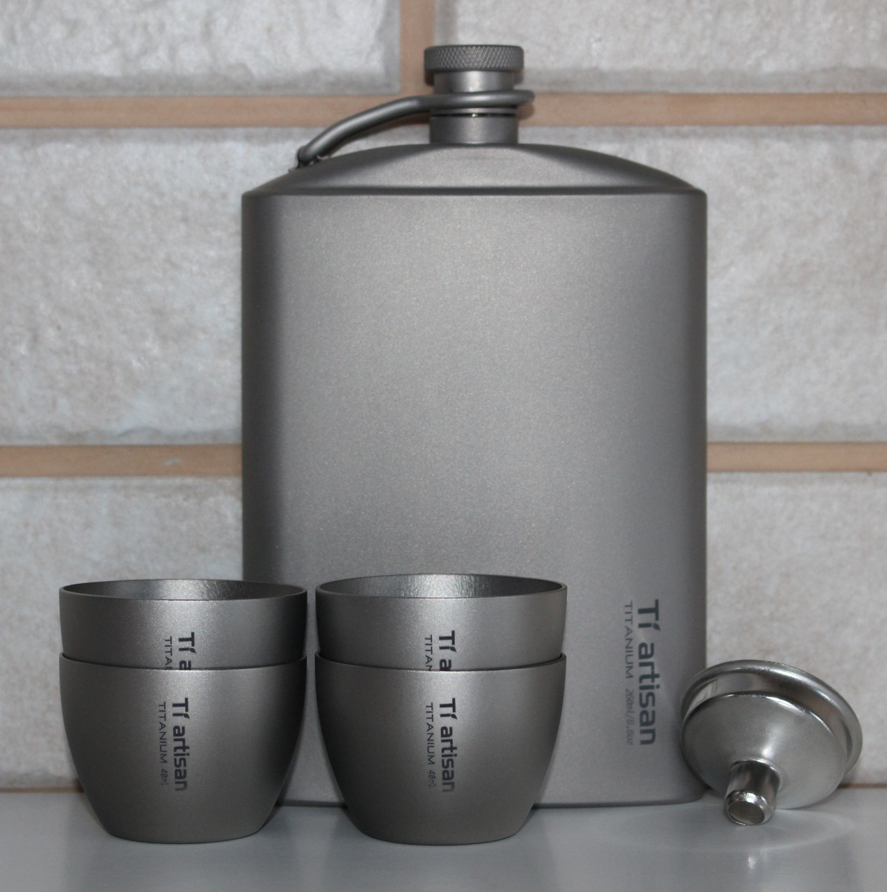 Титанова фляга для алкогольних напоїв Tiartisan 260 мл + 4 чарки по 40 мл та лійка, фото 1