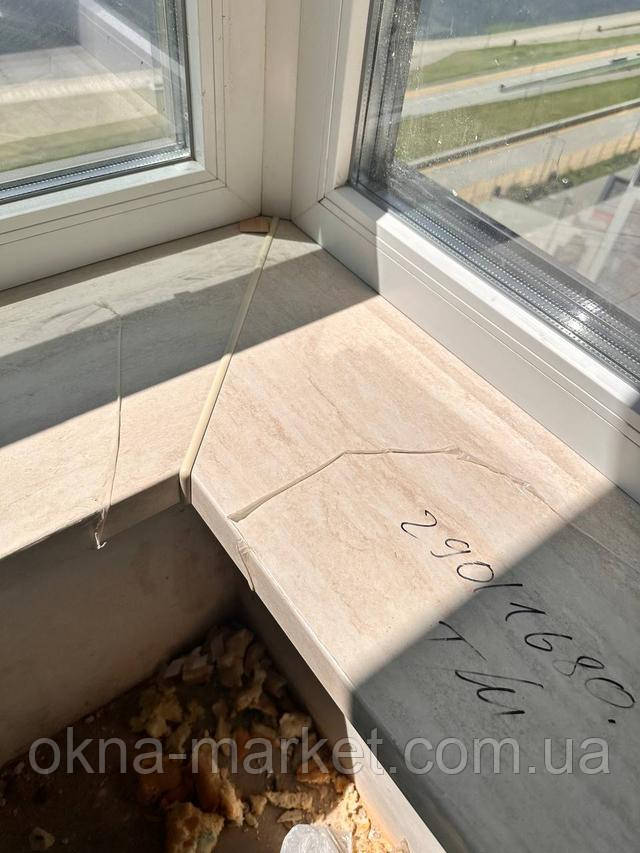 Установка підвіконь Київ фото "Вікна Маркет"