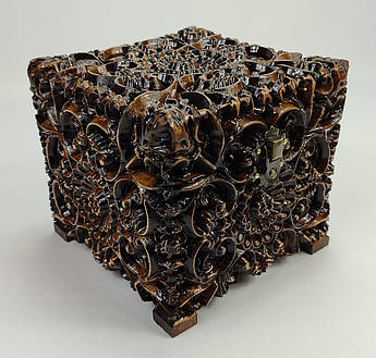 Різьблена дерев'яна квадратна шкатулка з натуральної черешні 14.6×14.6×13.5 см | Оксамитове дно | Подарунок ручної роботи